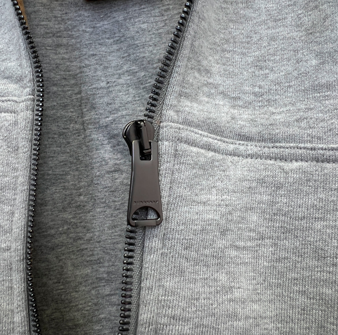 Zip Burberry gris intérieur